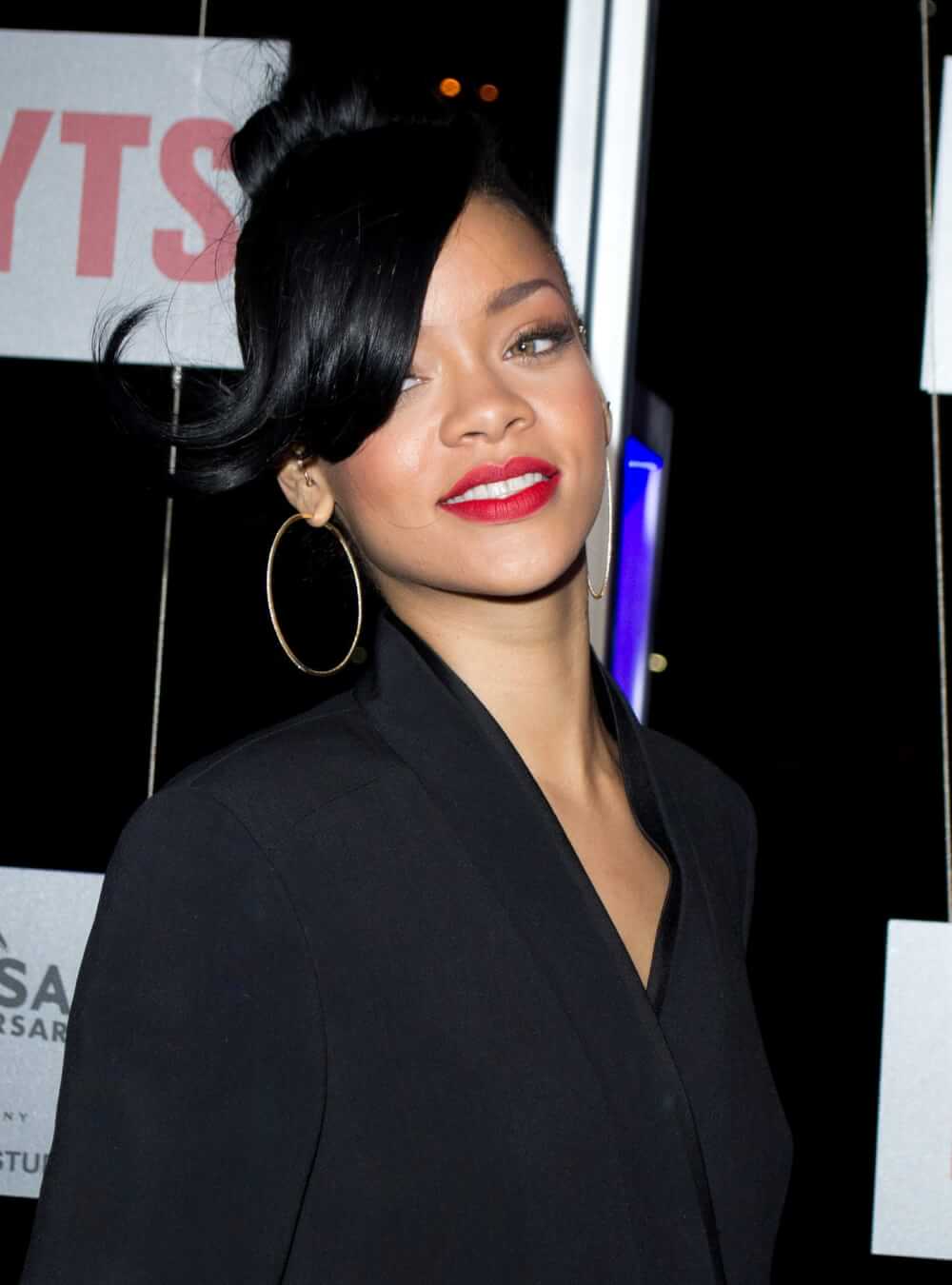 Read more about the article Rihanna: From Selling Clothes On The Street To Being A Billionaire